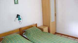 Гостиница Дельфин Лазаревское Двухместный номер с 2 отдельными кроватями и общей ванной комнатой-1